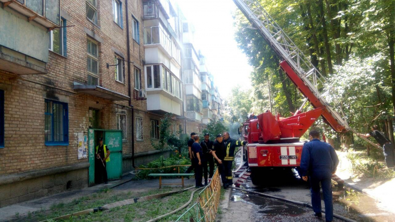 В Броварах горит пятиэтажный дом, проводится эвакуация